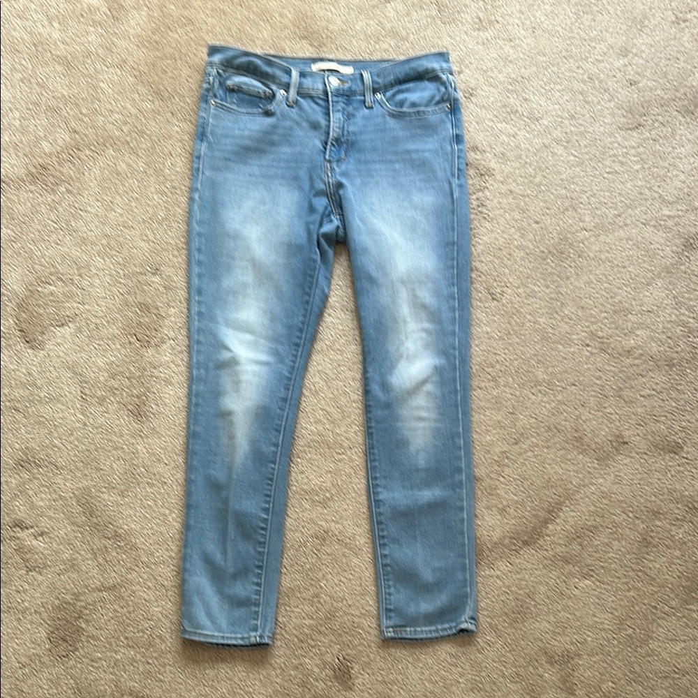 Women’s Levi’s jeans